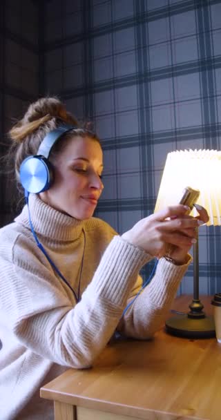 Young Woman Headphones Listening Music Singing Online Messaging Smartphone Vertical — Video Stock