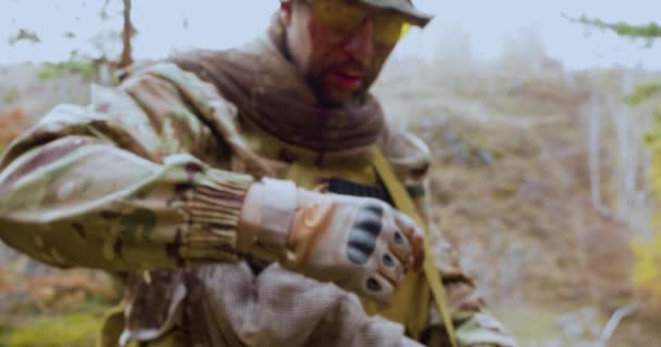 Soldier Showing Cartridge Camera Cartridge Close Hand Soldier Footage — Vídeo de Stock