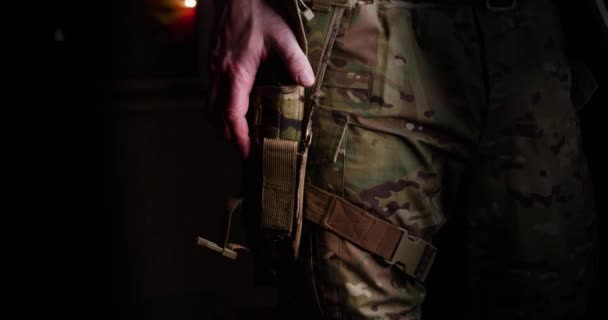 Военный Вытаскивает Пистолет Кобуры Темноте Снимает Предохранитель Медленное Движение Кадров — стоковое видео