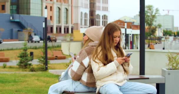 Modern Addictions Two Teenage Girls Sitting Buried Smartphones While Walking — Stock video