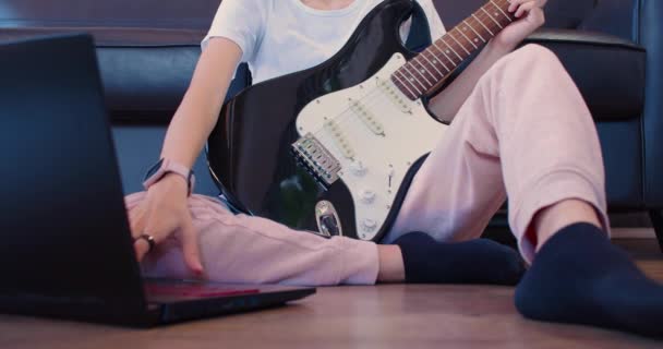 Teenagers Hands Guitar Front Laptop Girl Sitting Floor Guitar Online — Stockvideo