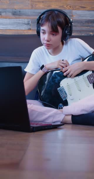 Подросток Гитарой Наушниках Перед Монитором Ноутбука Слушает Звук Своей Записанной — стоковое видео