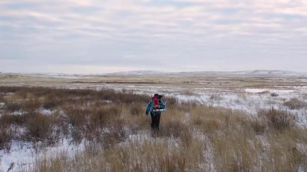雪の砂漠を歩く孤独な男のバックビュー 極端な寒さの中で極端な観光や生存の概念 Fhdスローモーションビデオ — ストック動画