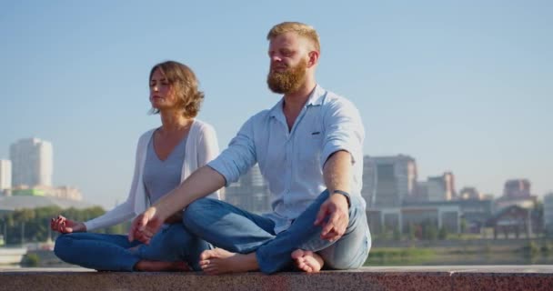Dolly Shot Middle Aged Couple Meditating Rooftop Urban Skyline Background — 图库视频影像