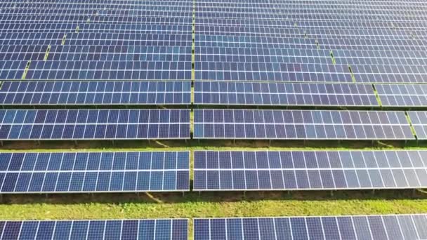 Воздушный Вид Солнечных Панелей Стоят Ряд Полях Зеленой Энергии Ландшафта — стоковое видео