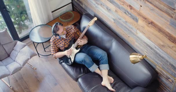 Top View Middle Aged Man Plays Electric Guitar Fps Video — Video