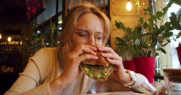 Close View Young Blonde Woman Eating Fast Food Cafe Slow — Wideo stockowe