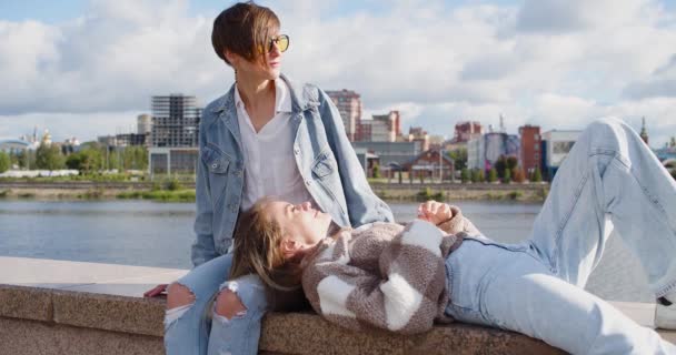 Loving Couple Relaxing Outdoor Two Lesbian Women Enjoy Each Other — Vídeo de stock