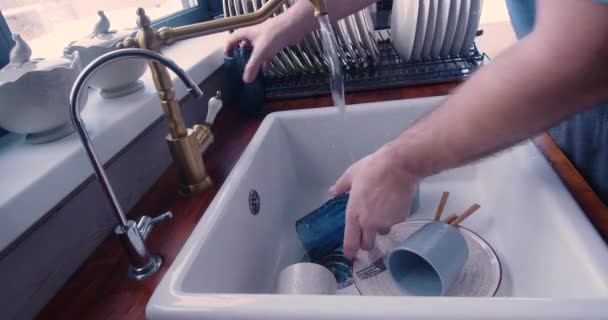 Close Fps Video Male Hands Wash Dishes — Vídeo de Stock