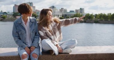 İki lezbiyen, doğa yürüyüşü sırasında birbirlerinden hoşlanırlar. Aşk ve ilişki kavramı. İki sevgili arasındaki güzel romantik bir an..