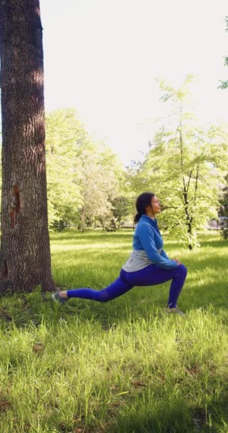 Vertical Video Year Old Woman Warming Park She Makes Lunge — Video