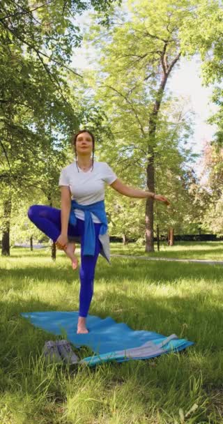 Vertical Footage Year Old Woman Practices Yoga City Park She — Stockvideo