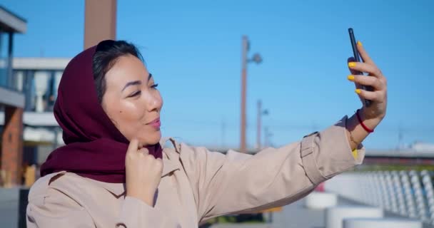 Muslim Woman Online Video Call Outdoor She Adjusts Her Hijab — Stock Video