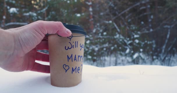 Будете Жениться Будете Мужские Женские Руки Положили Бумажную Чашку Кофе — стоковое видео