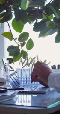 Açlık sorununu çözmek için genetiği değiştirilmiş buğday çeşitlerine genetik modifikasyon ve araştırma raporu yazan bir tarım araştırmacısının ellerinin yakın plan videosu. Dikey 4k