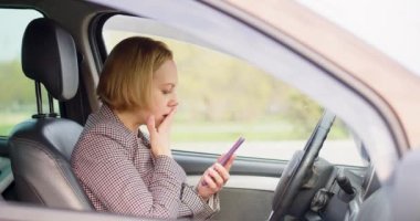 40 yaşında bir kadın araba kullanırken bir mesaj alır ve delicesine üzülür. Kafasını direksiyona çarpmış..