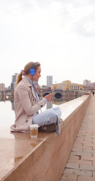 Młoda Kobieta Słuchawkach Słucha Relaksującej Muzyki Nasypie Odpoczywa Zgiełku Biurowego — Wideo stockowe