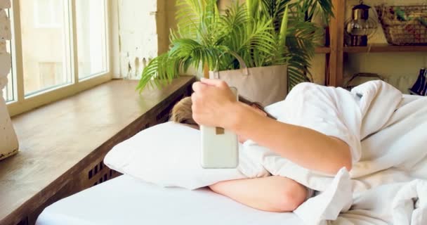 Femeie Ani Trezește Verifică Mesajele Smartphone Culcă Din Nou Conceptul — Videoclip de stoc