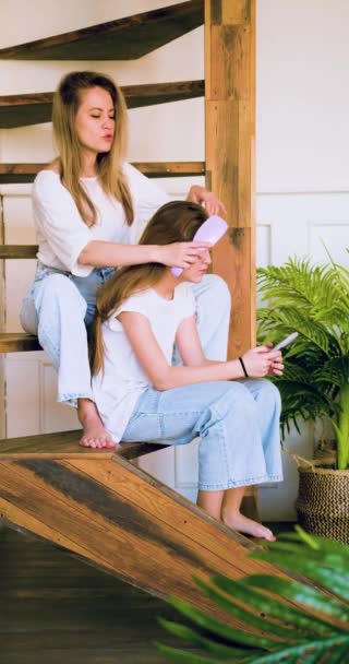 Mom Combs Her Daughters Hair While Sitting Stairs While She — Video Stock
