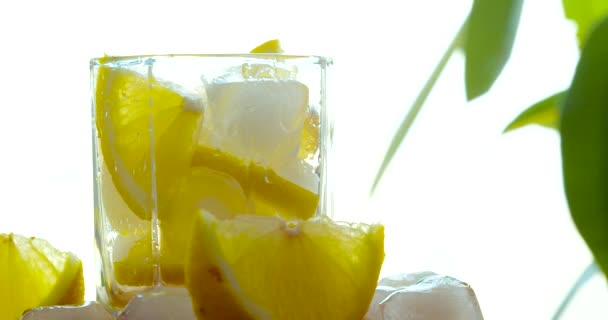 Sparkling Water Poured Glass Pieces Ice Pieces Lemon Refreshing Cocktail — Vídeo de Stock