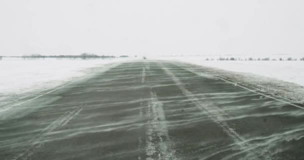 厳しい霜や吹雪の中での道路のビデオ 極端な気象条件での旅行 4K映像 — ストック動画