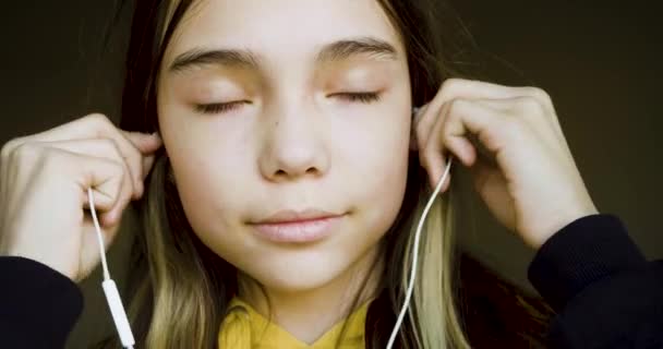 Ένα 10Χρονο Κορίτσι Βάζει Ακουστικά Και Γνέφει Στο Ρυθμό Της — Αρχείο Βίντεο