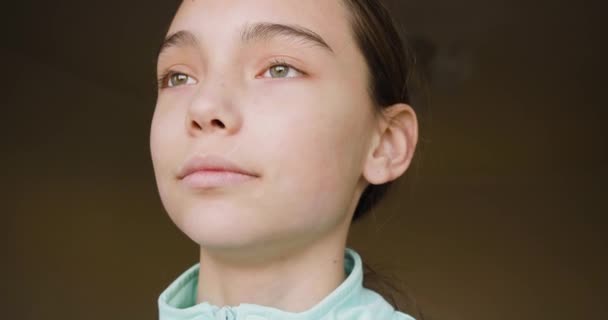 10Χρονο Κορίτσι Που Φορούσε Μεγάλα Λευκά Ακουστικά Κοιτούσε Την Κάμερα — Αρχείο Βίντεο