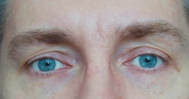 近视的男性蓝眼睛 眼睛识别系统和现代安全技术的概念 4K镜头 — 图库视频影像