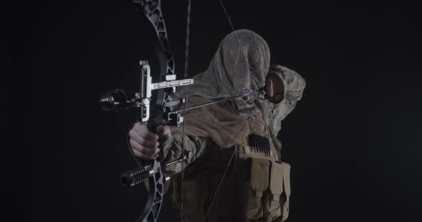 Stiller Killer Ein Bogenschütze Militäruniform Und Futuristischer Maske Zielt Und — Stockvideo