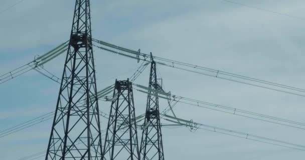 青い空に対する高電圧伝送塔 高電圧ケーブルの周りの放射線と誘導フィールドの概念 4K映像 — ストック動画