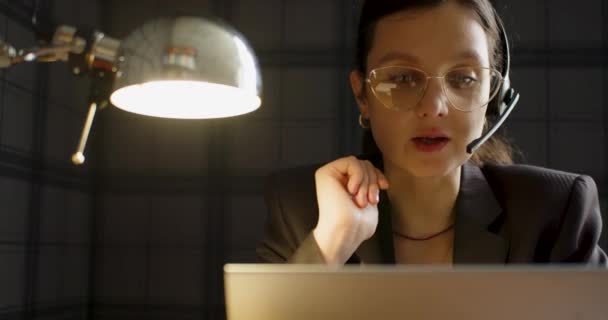 Close Video Ženy Brýlích Během Line Videohovoru Před Notebookem — Stock video