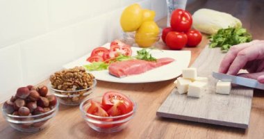 Keto diyeti - bir parça peyniri kesen bir erkeğin görüntüleri. Yavaş çekim 4k video.