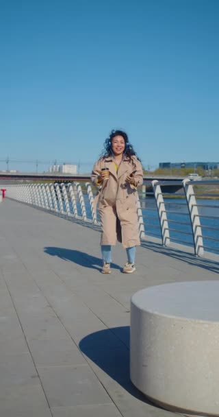 Great News Asian Woman Smartphone Her Hand Jumping Happiness Urban — Vídeo de Stock