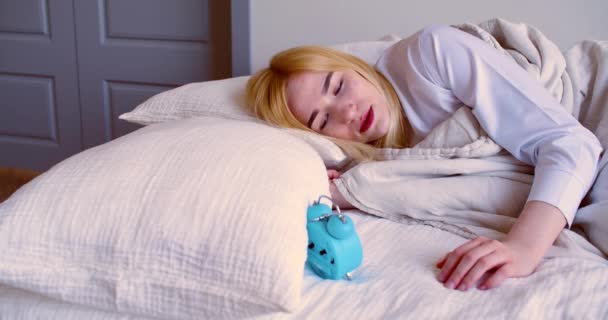 Vista Perto Uma Jovem Anos Dorme Acorda Olha Para Despertador — Vídeo de Stock