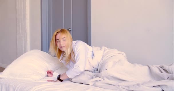 Video Young Woman Waking Looks Her Smartwatch Falls Asleep Again — Stok video