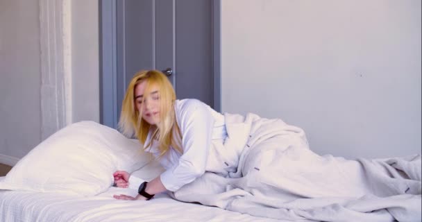 Video Young Woman Waking Looks Her Smartwatch Falls Asleep Again — Stok video