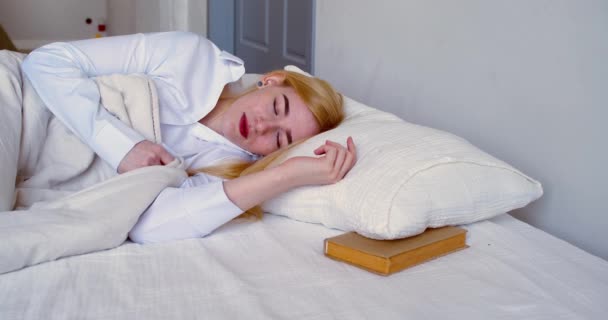 Footage Sleeping Young Woman She Straightens Blanket Smiles Her Sleep — Stok video
