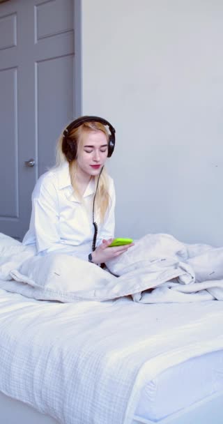 Vertical Footage Young Woman Woke Listens Music Headphones Online Smartphone — Stok video
