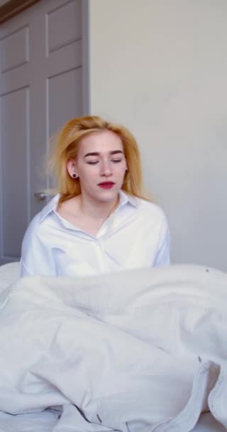 View Years Old Young Woman Wakes Looks Alarm Clock Falls — Stock video