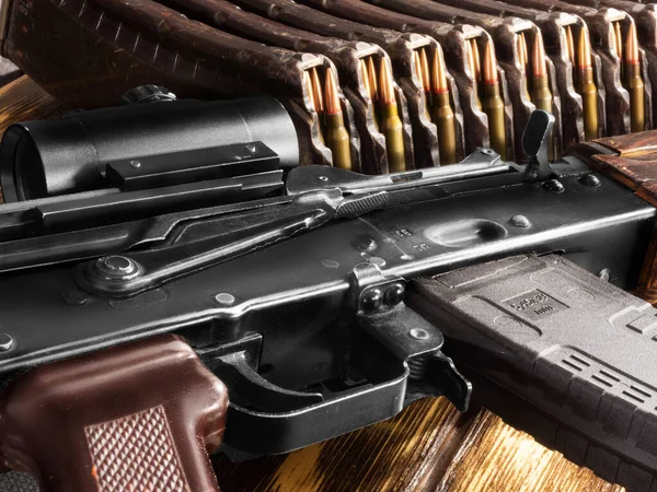 Fotografia Perto Espingarda Assalto Kalashnikov Uma Munição Preparação Para Batalha — Fotografia de Stock