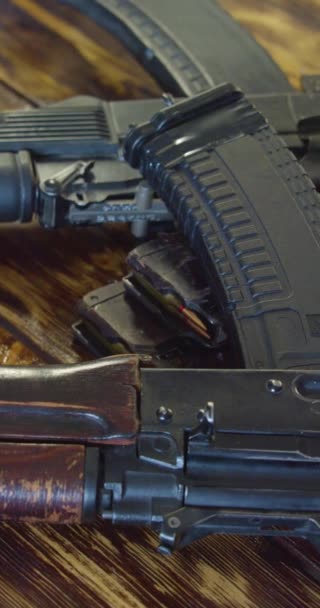 Gros Plan Fusil Assaut Kalachnikov Caméra Déplaçant Long Canon Préparation — Video