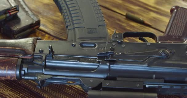 カラシニコフのアサルトライフルのドリーショット 銃に沿ってカメラが動いてる 戦闘の準備だ スローモーション映像 クローズアップ4Kビデオ — ストック動画