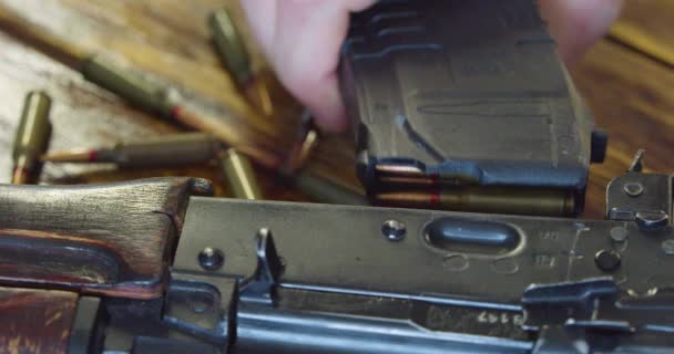 Vista Vicino Dell Attacco Della Rivista Fucile Assalto Kalashnikov Preparazione — Video Stock