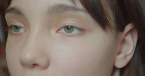 Teenage Girl Puts Earphone Listen Music Focus Shifts Eye Ear — Stock Video