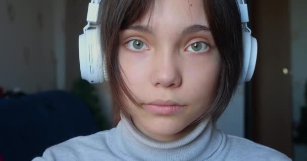 Πρόσωπο Ενός Έφηβου Κοριτσιού Ακουστικά Μπροστά Από Μια Οθόνη Υπολογιστή — Αρχείο Βίντεο