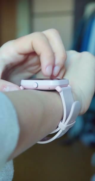 Imagens Verticais Uma Adolescente Usam Relógio Inteligente Mãos Dedos Perto — Vídeo de Stock