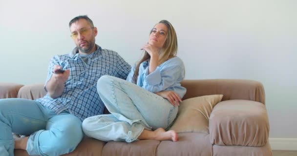 Homem Uma Mulher Sentam Casa Num Sofá Com Uma Expressão — Vídeo de Stock