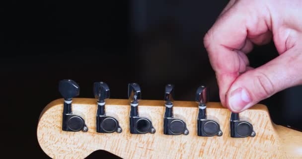 Experimente Arte Afinar Sua Guitarra Enquanto Nossas Mãos Ajustam Cuidadosamente — Vídeo de Stock