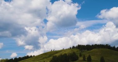 Bulutların oluşumunu ve berrak mavi gökyüzünde hareketini izle..