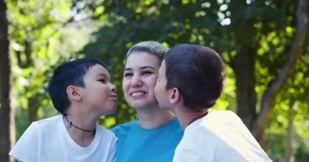 Két Imádnivaló Fiú Egyszerre Csókolja Meg Anyjukat Mosolyt Csalva Arcára — Stock videók